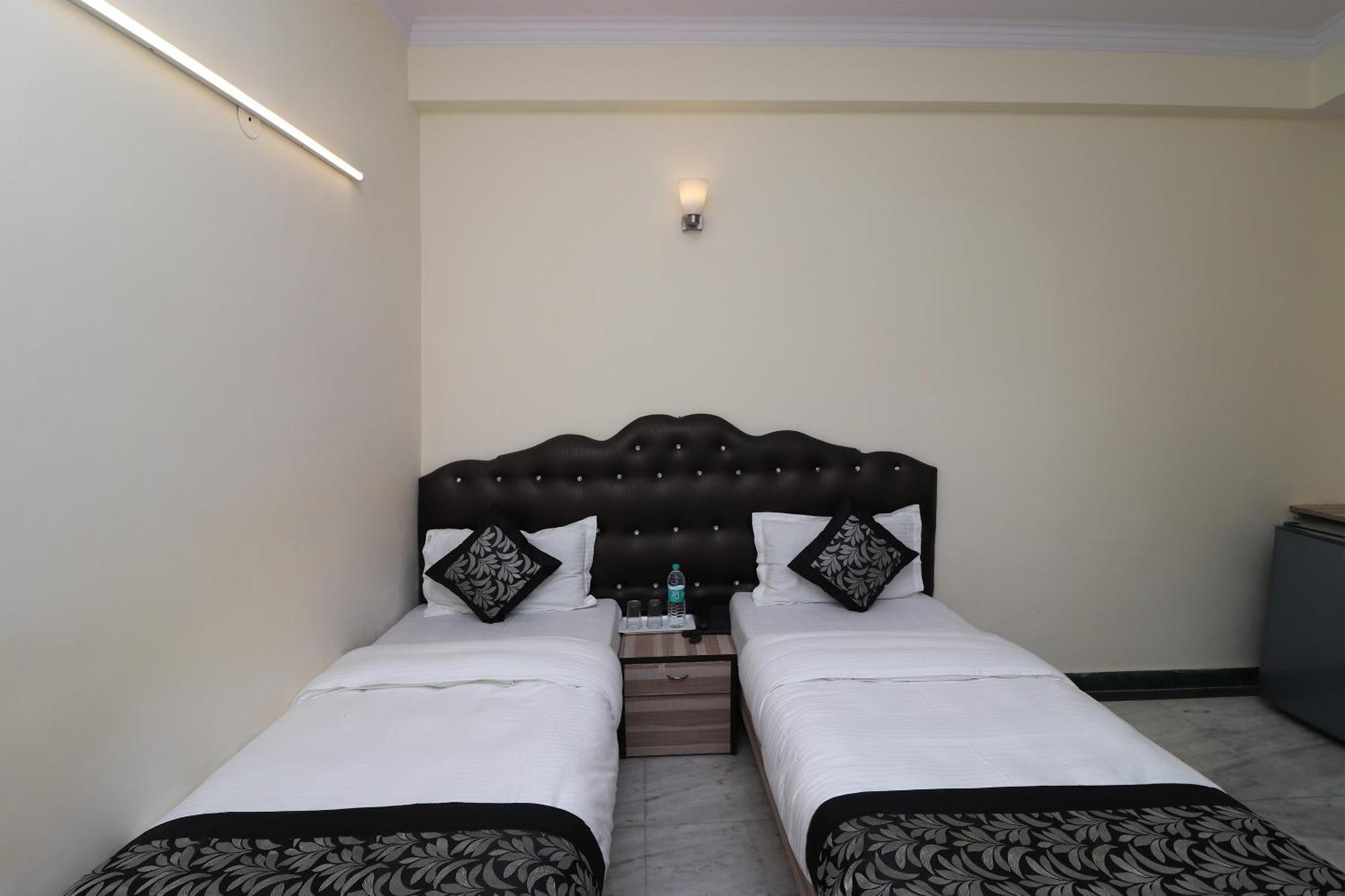 Oyo Hotel Silver Shine Near Gurudwara Shri Bangla Sahib New Delhi Exterior photo