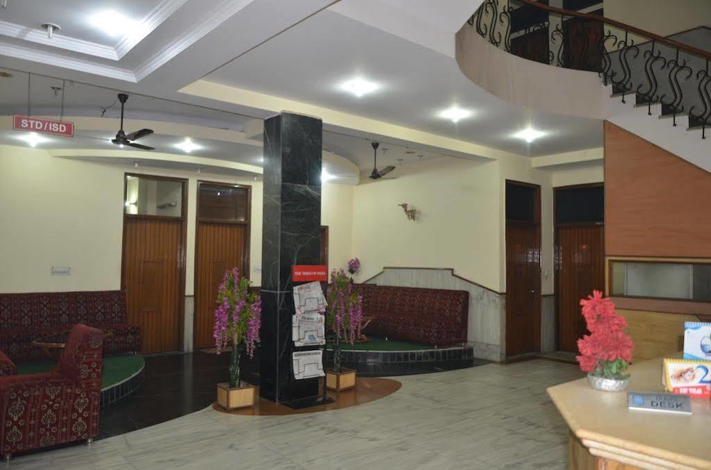 Oyo Hotel Silver Shine Near Gurudwara Shri Bangla Sahib New Delhi Exterior photo
