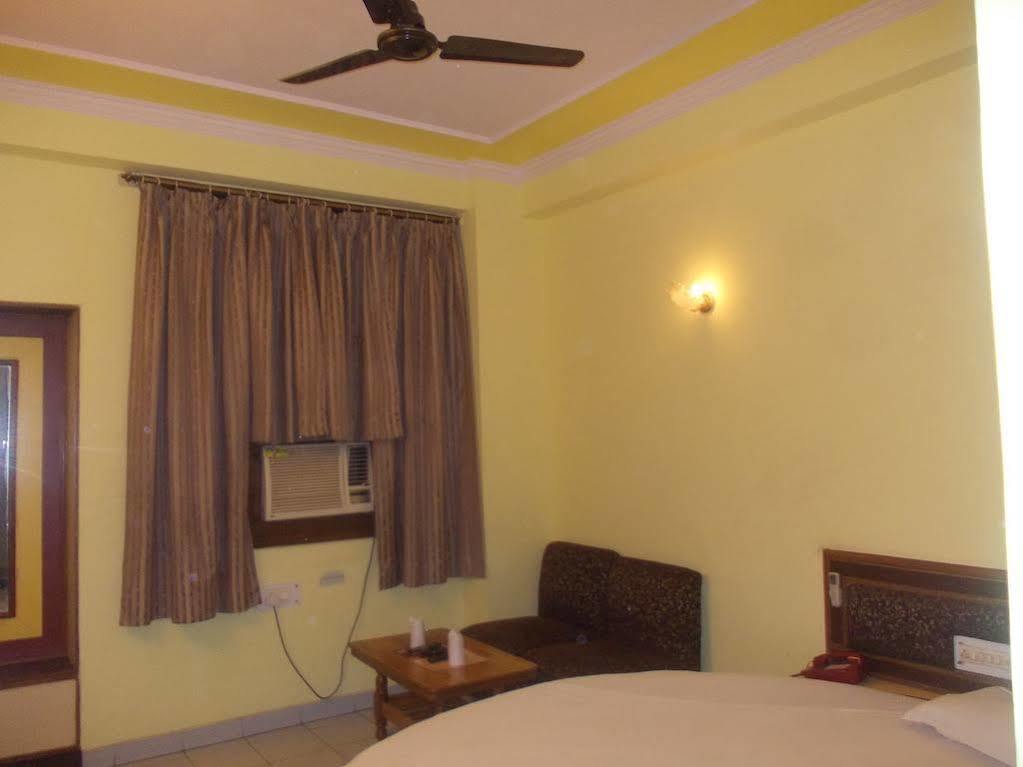 Oyo Hotel Silver Shine Near Gurudwara Shri Bangla Sahib New Delhi Exterior photo